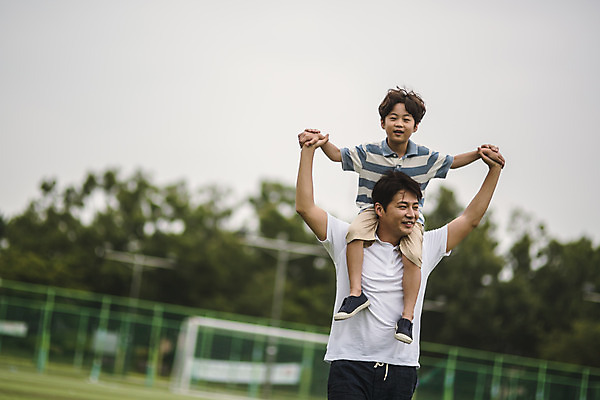 포토 JPG 주간 전신 응시 남자 아들 어린이 40대 중년 가족 놀이 팔벌리기 미소 사람 잔디 상반신 야외 두명 일상 앞모습 걷기 경기장 만세 한국인 가족라이프 목말 아빠 즐거움 인천 부자지간 남자만 국내포토 자연요소 식물 라이프스타일 시선 감정 뷰포인트 스포츠시설 관계 모션 한국 표정 동양인 성인 라이프 파일형식