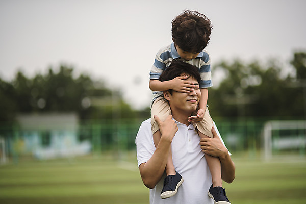 포토 JPG 주간 전신 응시 남자 아들 어린이 40대 중년 장난 가족 놀이 미소 사람 잔디 상반신 야외 두명 앞모습 눈감음 경기장 한국인 눈가림 잡기 가족라이프 아빠 즐거움 인천 부자지간 남자만 국내포토 자연요소 식물 라이프스타일 시선 감정 뷰포인트 스포츠시설 관계 모션 한국 표정 동양인 성인 가림 파일형식