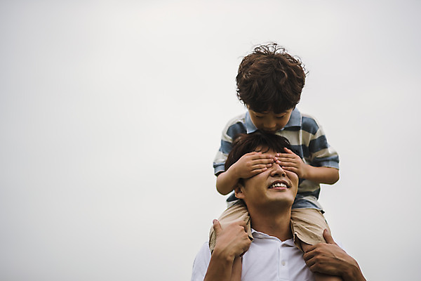 포토 JPG 주간 남자 아들 어린이 40대 중년 장난 가족 놀이 미소 사람 상반신 야외 두명 앞모습 한국인 눈가림 잡기 가족라이프 목말 아빠 즐거움 인천 부자지간 남자만 국내포토 자연요소 라이프스타일 감정 뷰포인트 관계 모션 한국 표정 동양인 성인 가림 파일형식