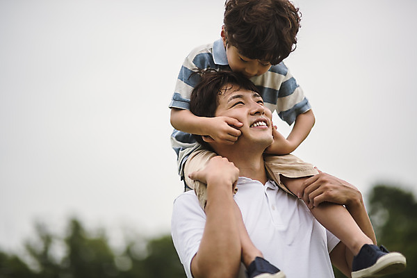 포토 JPG 주간 전신 응시 남자 아들 어린이 40대 중년 장난 가족 놀이 미소 사람 상반신 야외 두명 앞모습 한국인 가족라이프 목말 아빠 즐거움 인천 꼬집기 부자지간 남자만 국내포토 자연요소 라이프스타일 시선 감정 뷰포인트 관계 모션 한국 표정 동양인 성인 파일형식