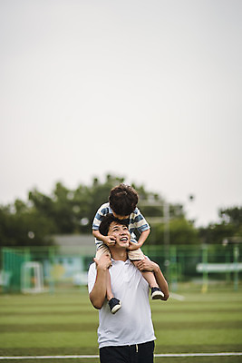 포토 JPG 주간 전신 응시 남자 아들 어린이 40대 중년 장난 가족 놀이 미소 사람 상반신 야외 두명 앞모습 마주보기 걷기 경기장 한국인 가족라이프 목말 아빠 즐거움 인천 꼬집기 놀기 부자지간 남자만 국내포토 자연요소 라이프스타일 시선 감정 뷰포인트 스포츠시설 관계 모션 한국 표정 동양인 성인 파일형식