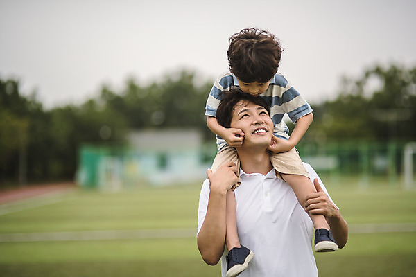 포토 JPG 주간 전신 응시 남자 아들 어린이 40대 중년 장난 가족 놀이 서기 미소 사람 상반신 야외 두명 앞모습 마주보기 경기장 한국인 잡기 가족라이프 목말 아빠 즐거움 인천 꼬집기 놀기 부자지간 남자만 국내포토 자연요소 라이프스타일 시선 감정 뷰포인트 스포츠시설 관계 모션 한국 표정 동양인 성인 파일형식