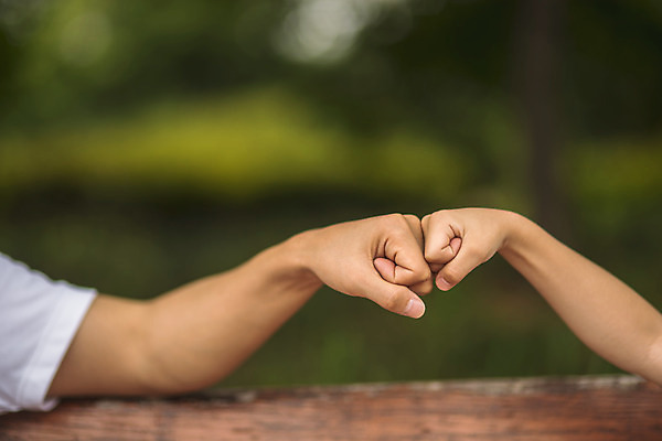 포토 JPG 주간 손 남자 아들 어린이 40대 중년 벤치 가족 휴식 사람 근접촬영 야외 두명 신체부위 주먹 한국인 인사 가족라이프 아빠 즐거움 맞대기 인천 부자지간 남자만 국내포토 자연요소 라이프스타일 감정 뷰포인트 컨셉 의자 관계 모션 한국 동양인 성인 예절 파일형식