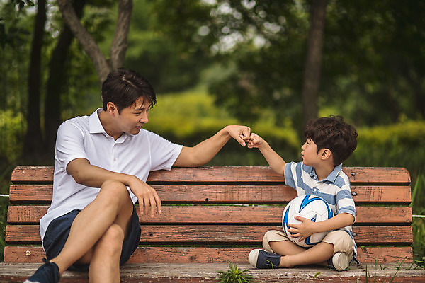 포토 JPG 주간 전신 나무 응시 남자 아들 어린이 40대 중년 벤치 축구공 가족 안기 휴식 사람 앉기 상반신 야외 두명 앞모습 마주보기 주먹 한국인 다리꼬기 인사 가족라이프 아빠 즐거움 인천 놀기 부자지간 남자만 국내포토 자연요소 식물 라이프스타일 시선 감정 뷰포인트 컨셉 의자 공 축구용품 관계 모션 한국 동양인 성인 예절 파일형식