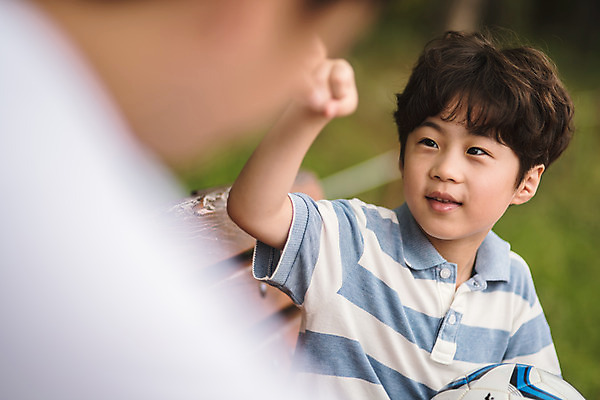 포토 JPG 주간 응시 남자 아들 어린이 40대 중년 벤치 축구공 가족 휴식 미소 사람 앉기 근접촬영 상반신 야외 두명 옆모습 아웃포커스 신체부위 마주보기 주먹 한국인 인사 가족라이프 아빠 즐거움 인천 부자지간 남자만 국내포토 자연요소 라이프스타일 시선 감정 뷰포인트 컨셉 의자 공 축구용품 관계 모션 한국 촬영기법 표정 동양인 성인 예절 파일형식
