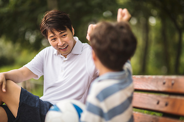 포토 JPG 주간 응시 남자 아들 어린이 40대 중년 벤치 축구공 가족 놀이 휴식 미소 사람 앉기 상반신 야외 두명 옆모습 주먹 한국인 인사 가족라이프 아빠 즐거움 인천 놀기 부자지간 남자만 국내포토 자연요소 라이프스타일 시선 감정 뷰포인트 컨셉 의자 공 축구용품 관계 모션 한국 표정 동양인 성인 예절 파일형식