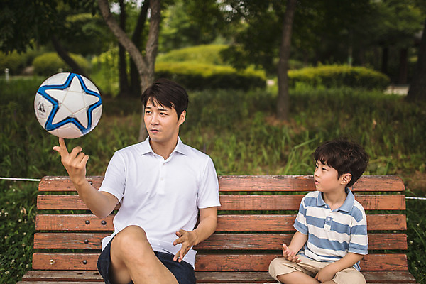 포토 JPG 주간 응시 남자 아들 어린이 40대 중년 벤치 축구공 손가락 가족 휴식 미소 사람 앉기 상반신 야외 두명 앞모습 한국인 가족라이프 아빠 즐거움 신기함 인천 놀기 돌리기 부자지간 남자만 국내포토 자연요소 라이프스타일 손 시선 감정 뷰포인트 컨셉 의자 공 축구용품 관계 모션 한국 표정 동양인 성인 파일형식