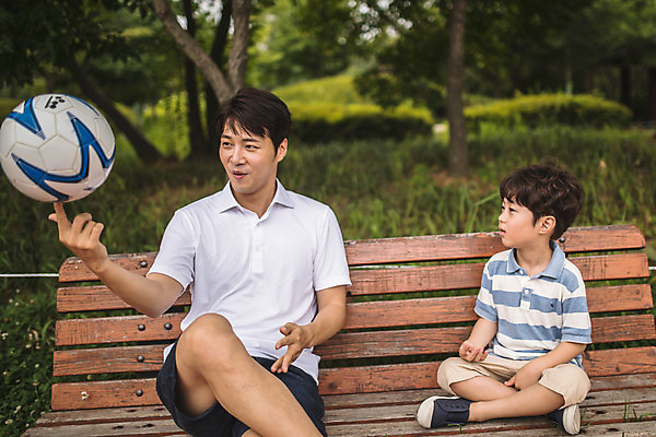 포토 JPG 주간 전신 나무 응시 공원 남자 아들 어린이 40대 중년 벤치 축구공 손가락 가족 놀이 휴식 미소 사람 앉기 상반신 야외 두명 앞모습 한국인 가족라이프 아빠 묘기 즐거움 호기심 인천 돌리기 부자지간 남자만 국내포토 자연요소 식물 라이프스타일 손 시선 공공시설 감정 뷰포인트 컨셉 의자 공 축구용품 관계 모션 한국 표정 동양인 성인 파일형식