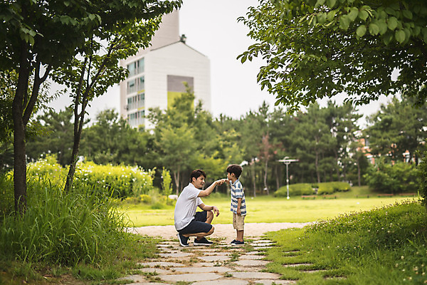 포토 JPG 주간 전신 나무 공원 남자 아들 어린이 40대 중년 가족 서기 미소 사람 앉기 잔디 야외 두명 옆모습 주먹 한국인 인사 가족라이프 아빠 즐거움 인천 부자지간 남자만 국내포토 자연요소 식물 라이프스타일 공공시설 감정 뷰포인트 관계 모션 한국 표정 동양인 성인 예절 파일형식