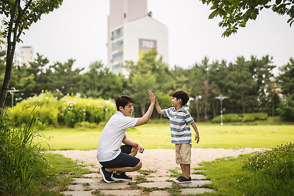 포토 JPG 주간 전신 나무 공원 남자 아들 어린이 40대 중년 가족 서기 미소 사람 앉기 잔디 야외 두명 옆모습 마주보기 한국인 가족라이프 아빠 즐거움 하이파이브 인천 부자지간 남자만 국내포토 자연요소 식물 라이프스타일 공공시설 감정 뷰포인트 관계 모션 한국 표정 동양인 손짓 성인 파일형식