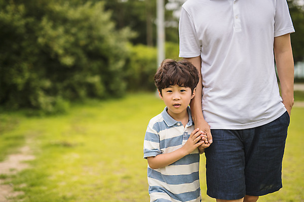 포토 JPG 주간 응시 남자 아들 어린이 40대 중년 가족 서기 미소 사람 잔디 상반신 야외 두명 앞모습 손잡기 한국인 가족라이프 아빠 즐거움 주머니손 인천 부자지간 남자만 국내포토 자연요소 식물 라이프스타일 시선 감정 뷰포인트 관계 모션 한국 표정 동양인 성인 파일형식