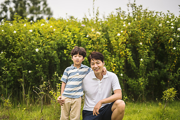 포토 JPG 주간 응시 남자 아들 어린이 40대 중년 가족 어깨동무 서기 미소 사람 앉기 잔디 상반신 야외 두명 앞모습 한국인 가족라이프 아빠 즐거움 주머니손 인천 부자지간 남자만 국내포토 자연요소 식물 라이프스타일 시선 감정 뷰포인트 포즈 관계 모션 한국 표정 동양인 성인 파일형식
