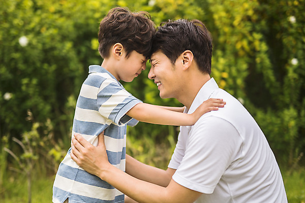 포토 JPG 주간 남자 아들 어린이 40대 중년 가족 안기 서기 미소 사람 앉기 상반신 야외 두명 옆모습 눈감음 한국인 가족라이프 찡그림 아빠 즐거움 인천 이마맞대기 부자지간 남자만 국내포토 자연요소 라이프스타일 감정 뷰포인트 관계 모션 한국 표정 동양인 성인 얼굴맞대기 파일형식