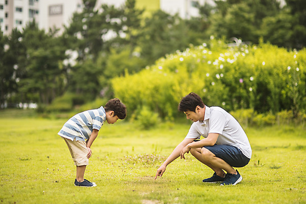 포토 JPG 주간 전신 응시 남자 아들 어린이 40대 중년 가족 놀이 서기 사람 앉기 잔디 야외 두명 옆모습 한국인 가리킴 가족라이프 아빠 즐거움 인천 부자지간 남자만 국내포토 자연요소 식물 라이프스타일 시선 감정 뷰포인트 관계 모션 한국 동양인 손짓 성인 파일형식