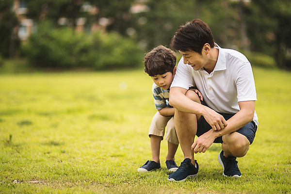 포토 JPG 주간 전신 응시 남자 아들 어린이 40대 중년 가족 놀이 미소 사람 앉기 야외 두명 앞모습 기댐 한국인 잡기 가족라이프 아빠 즐거움 인천 놀기 부자지간 남자만 국내포토 자연요소 라이프스타일 시선 감정 뷰포인트 관계 모션 한국 표정 동양인 성인 파일형식
