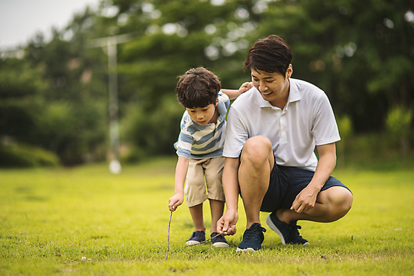 포토 JPG 주간 전신 응시 남자 아들 어린이 40대 중년 장난 가족 놀이 서기 미소 사람 앉기 잔디 야외 두명 앞모습 한국인 가족라이프 막대기 아빠 즐거움 인천 부자지간 남자만 국내포토 자연요소 식물 라이프스타일 시선 감정 뷰포인트 관계 모션 한국 표정 동양인 성인 파일형식
