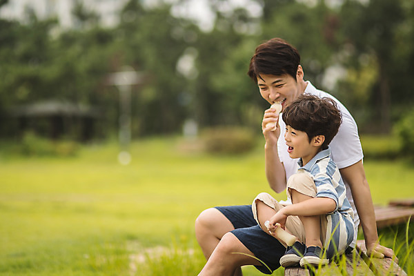 포토 JPG 주간 전신 응시 남자 아들 어린이 40대 중년 벤치 가족 휴식 아이스크림 미소 사람 잔디 상반신 야외 두명 앞모습 옆모습 한국인 가족라이프 아빠 물기 먹기 즐거움 인천 부자지간 남자만 국내포토 자연요소 식물 라이프스타일 시선 감정 뷰포인트 컨셉 의자 관계 모션 디저트 한국 표정 동양인 성인 파일형식