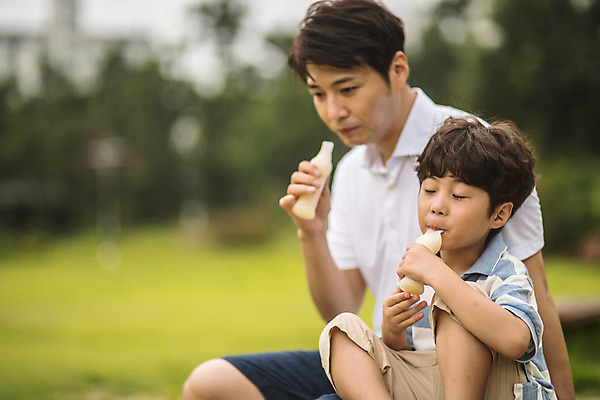 포토 JPG 주간 응시 남자 아들 어린이 40대 중년 가족 아이스크림 사람 앉기 상반신 야외 두명 옆모습 눈감음 한국인 잡기 가족라이프 아빠 물기 먹기 즐거움 인천 부자지간 남자만 국내포토 자연요소 라이프스타일 시선 감정 뷰포인트 관계 모션 디저트 한국 동양인 성인 파일형식