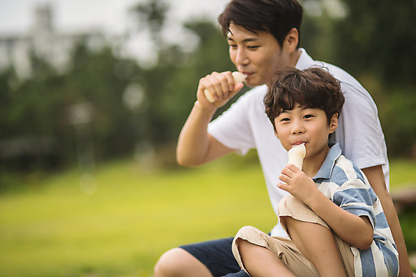 포토 JPG 주간 응시 남자 아들 어린이 40대 중년 벤치 가족 휴식 아이스크림 미소 사람 앉기 상반신 야외 두명 옆모습 아웃포커스 한국인 잡기 가족라이프 아빠 물기 먹기 즐거움 인천 부자지간 남자만 국내포토 자연요소 라이프스타일 시선 감정 뷰포인트 컨셉 의자 관계 모션 디저트 한국 촬영기법 표정 동양인 성인 파일형식