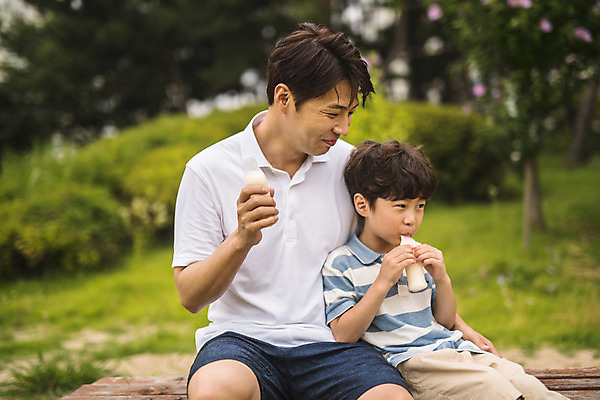 포토 JPG 주간 나무 공원 남자 아들 어린이 40대 중년 벤치 가족 휴식 아이스크림 미소 들기 사람 앉기 상반신 야외 두명 앞모습 옆모습 기댐 한국인 가족라이프 아빠 먹기 즐거움 인천 부자지간 남자만 국내포토 자연요소 식물 라이프스타일 공공시설 감정 뷰포인트 컨셉 의자 관계 모션 디저트 한국 표정 동양인 성인 파일형식