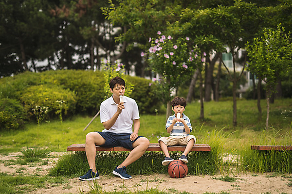포토 JPG 주간 전신 나무 응시 공원 남자 아들 어린이 40대 중년 벤치 가족 휴식 아이스크림 농구공 사람 앉기 잔디 야외 두명 앞모습 한국인 가족라이프 아빠 먹기 즐거움 인천 부자지간 남자만 국내포토 자연요소 식물 라이프스타일 시선 공공시설 감정 뷰포인트 컨셉 의자 공 관계 모션 디저트 한국 농구 동양인 성인 파일형식