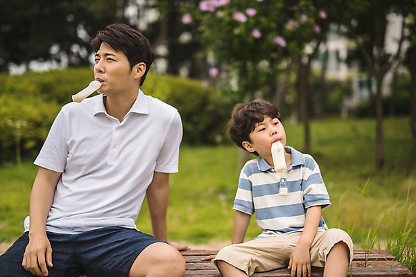 포토 JPG 주간 응시 공원 남자 아들 어린이 40대 중년 벤치 가족 휴식 아이스크림 사람 앉기 상반신 야외 두명 앞모습 한국인 가족라이프 아빠 물기 먹기 즐거움 인천 부자지간 남자만 국내포토 자연요소 라이프스타일 시선 공공시설 감정 뷰포인트 컨셉 의자 관계 모션 디저트 한국 동양인 성인 파일형식