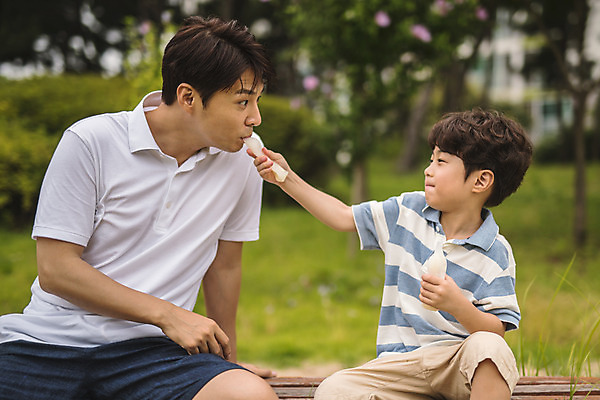 포토 JPG 주간 응시 공원 남자 아들 어린이 40대 중년 벤치 가족 휴식 아이스크림 사람 앉기 상반신 야외 두명 앞모습 마주보기 한국인 잡기 가족라이프 아빠 물기 먹기 먹여주기 즐거움 인천 부자지간 남자만 육아대디 국내포토 자연요소 라이프스타일 시선 공공시설 감정 뷰포인트 컨셉 의자 관계 모션 디저트 한국 동양인 성인 파일형식