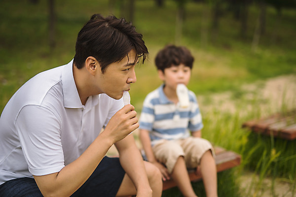 포토 JPG 주간 응시 공원 남자 아들 어린이 40대 중년 벤치 가족 휴식 아이스크림 사람 앉기 상반신 야외 두명 옆모습 한국인 가족라이프 아빠 물기 먹기 즐거움 인천 부자지간 남자만 육아대디 국내포토 자연요소 라이프스타일 시선 공공시설 감정 뷰포인트 컨셉 의자 관계 모션 디저트 한국 동양인 성인 파일형식 아시아 음식 가구 인종 생활 시설 나라 생활용품 오브젝트