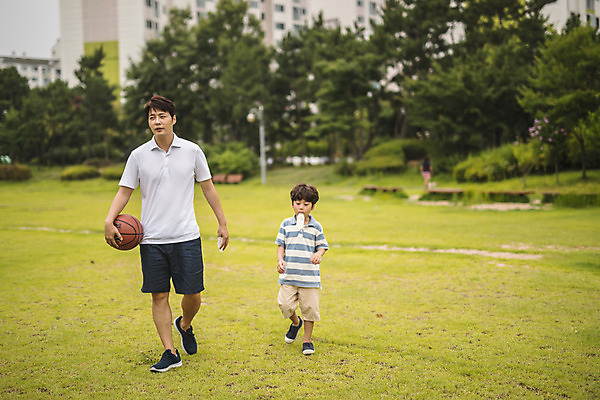 포토 JPG 주간 전신 남자 아들 어린이 40대 중년 가족 아이스크림 농구 농구공 사람 잔디 야외 두명 앞모습 운동 걷기 한국인 가족라이프 아빠 물기 먹기 즐거움 인천 부자지간 남자만 국내포토 자연요소 식물 라이프스타일 감정 뷰포인트 공 관계 모션 디저트 한국 건강 동양인 성인 구기 파일형식