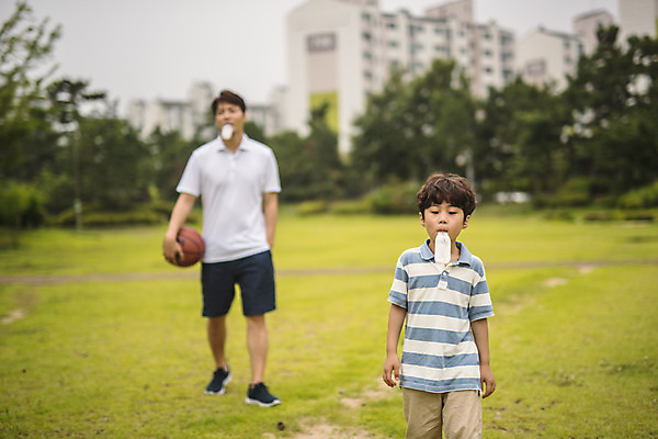포토 JPG 주간 전신 응시 남자 아들 어린이 40대 중년 가족 농구 농구공 서기 사람 상반신 야외 두명 앞모습 운동 걷기 한국인 가족라이프 아빠 물기 즐거움 주머니손 인천 부자지간 남자만 국내포토 자연요소 라이프스타일 시선 감정 뷰포인트 공 관계 모션 한국 건강 동양인 성인 구기 파일형식