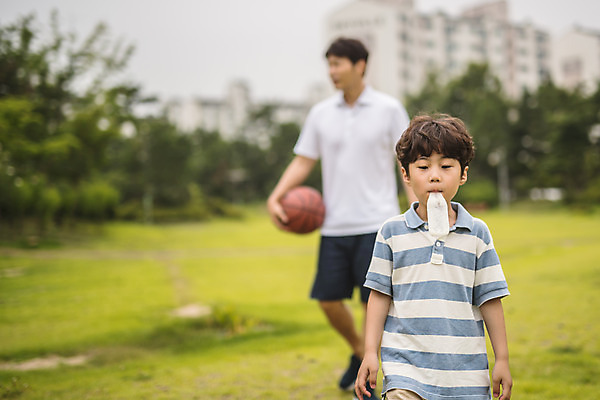포토 JPG 주간 전신 남자 아들 어린이 40대 중년 가족 아이스크림 농구 농구공 사람 잔디 상반신 야외 두명 앞모습 운동 걷기 한국인 잡기 가족라이프 아빠 더위 물기 먹기 즐거움 인천 부자지간 남자만 국내포토 자연요소 식물 라이프스타일 감정 뷰포인트 공 관계 모션 날씨 디저트 한국 건강 동양인 성인 구기 파일형식