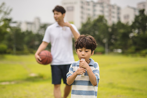 포토 JPG 주간 응시 남자 아들 어린이 40대 중년 가족 아이스크림 농구 농구공 서기 사람 상반신 야외 두명 앞모습 운동 한국인 가족라이프 아빠 더위 먹기 즐거움 인천 부자지간 남자만 국내포토 자연요소 라이프스타일 시선 감정 뷰포인트 공 관계 모션 날씨 디저트 한국 건강 동양인 성인 구기 파일형식