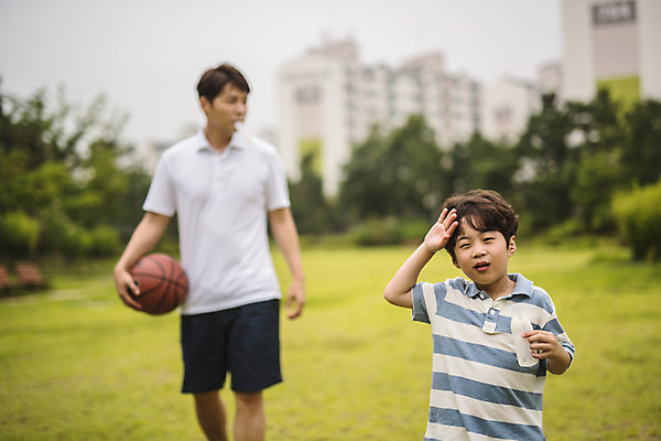 포토 JPG 주간 응시 남자 아들 어린이 40대 중년 가족 아이스크림 농구공 서기 사람 상반신 야외 두명 앞모습 운동 걷기 한국인 가족라이프 아빠 더위 물기 먹기 즐거움 땀 인천 부자지간 남자만 국내포토 자연요소 라이프스타일 시선 감정 뷰포인트 공 관계 모션 날씨 디저트 한국 농구 건강 동양인 성인 파일형식