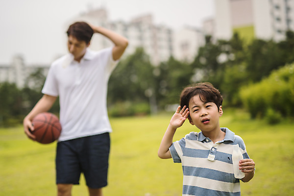 포토 JPG 주간 남자 아들 어린이 40대 중년 가족 아이스크림 농구 농구공 서기 사람 상반신 야외 두명 앞모습 운동 걷기 한국인 잡기 가족라이프 찡그림 아빠 더위 즐거움 땀 인천 부자지간 남자만 국내포토 자연요소 라이프스타일 감정 뷰포인트 공 관계 모션 날씨 디저트 한국 표정 건강 동양인 성인 구기 파일형식