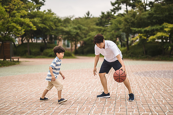 포토 JPG 주간 전신 응시 남자 아들 어린이 40대 중년 가족 농구 농구공 사람 야외 두명 앞모습 옆모습 운동 한국인 잡기 가족라이프 아빠 즐거움 인천 부자지간 남자만 육아대디 국내포토 자연요소 라이프스타일 시선 감정 뷰포인트 공 관계 모션 한국 건강 동양인 성인 구기 파일형식