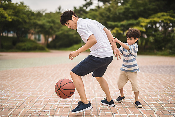 포토 JPG 주간 전신 응시 남자 아들 어린이 40대 중년 가족 농구 농구공 사람 야외 두명 앞모습 옆모습 운동 한국인 잡기 가족라이프 수비 아빠 즐거움 인천 부자지간 남자만 육아대디 국내포토 자연요소 라이프스타일 시선 감정 뷰포인트 공 관계 모션 한국 건강 동양인 성인 구기 파일형식
