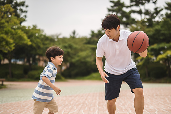 포토 JPG 주간 응시 남자 아들 어린이 40대 중년 가족 농구 농구공 사람 상반신 야외 두명 앞모습 옆모습 달리기 운동 한국인 가족라이프 아빠 즐거움 인천 부자지간 남자만 육아대디 국내포토 자연요소 라이프스타일 시선 감정 뷰포인트 공 관계 모션 한국 건강 동양인 성인 구기 파일형식