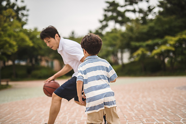 포토 JPG 주간 남자 아들 어린이 40대 중년 가족 농구 농구공 사람 상반신 야외 두명 옆모습 뒷모습 운동 한국인 가족라이프 수비 아빠 공격 즐거움 인천 부자지간 남자만 육아대디 국내포토 자연요소 라이프스타일 감정 뷰포인트 공 관계 모션 한국 건강 동양인 성인 구기 파일형식