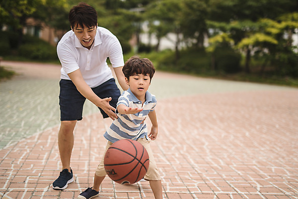 포토 JPG 주간 전신 남자 아들 어린이 40대 중년 농구 농구공 미소 사람 야외 두명 앞모습 운동 한국인 잡기 가족라이프 아빠 즐거움 인천 부자지간 남자만 육아대디 국내포토 자연요소 라이프스타일 감정 뷰포인트 공 가족 모션 한국 표정 건강 동양인 성인 구기 파일형식