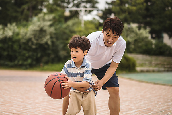 포토 JPG 주간 응시 남자 아들 어린이 40대 중년 농구 농구공 서기 미소 사람 상반신 야외 두명 앞모습 한국인 잡기 가족라이프 수비 아빠 즐거움 인천 부자지간 남자만 국내포토 자연요소 라이프스타일 시선 감정 뷰포인트 공 가족 모션 한국 표정 동양인 성인 구기 파일형식