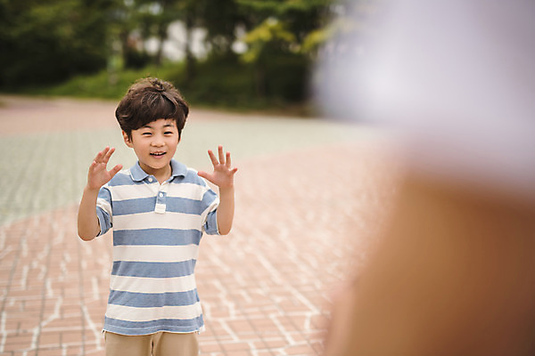 포토 JPG 주간 남자 아들 어린이 40대 중년 포즈 농구 서기 미소 사람 상반신 야외 두명 앞모습 뒷모습 아웃포커스 운동 한국인 가족라이프 던지기 아빠 즐거움 인천 부자지간 남자만 국내포토 자연요소 라이프스타일 감정 뷰포인트 가족 모션 한국 촬영기법 표정 건강 동양인 성인 구기 파일형식