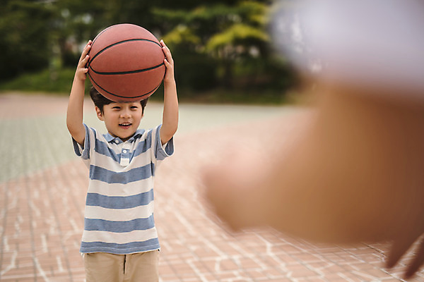 포토 JPG 주간 응시 남자 아들 어린이 40대 중년 농구공 서기 미소 들기 사람 상반신 야외 두명 앞모습 뒷모습 아웃포커스 운동 한국인 잡기 가족라이프 아빠 즐거움 인천 부자지간 남자만 국내포토 자연요소 라이프스타일 시선 감정 뷰포인트 공 가족 모션 한국 농구 촬영기법 표정 건강 동양인 성인 파일형식