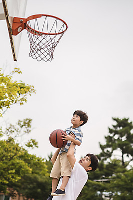 포토 JPG 주간 전신 응시 남자 아들 어린이 40대 중년 농구 농구공 들기 사람 상반신 야외 두명 옆모습 운동 한국인 잡기 가족라이프 아빠 즐거움 농구대 인천 부자지간 남자만 들어올리기 육아대디 국내포토 자연요소 라이프스타일 시선 감정 뷰포인트 공 가족 모션 한국 건강 동양인 성인 구기 골대 파일형식