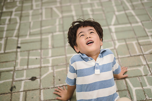 포토 JPG 주간 응시 남자 어린이 휴식 바닥 한명 미소 사람 앉기 상반신 야외 앞모습 한국인 올려보기 인천 손짚기 소년한명만 국내포토 자연요소 1 시선 뷰포인트 컨셉 모션 한국 표정 동양인 손짓 남자한명만 소년만 파일형식