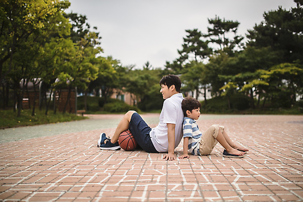 포토 JPG 주간 전신 응시 남자 아들 어린이 40대 중년 휴식 농구공 사람 앉기 야외 두명 옆모습 운동 기댐 한국인 등맞대기 가족라이프 아빠 인천 부자지간 손짚기 남자만 육아대디 국내포토 자연요소 라이프스타일 시선 뷰포인트 컨셉 공 가족 모션 한국 농구 건강 동양인 손짓 성인 파일형식