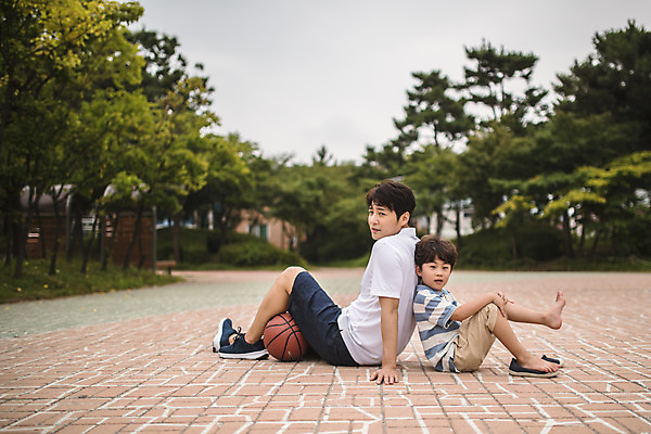 포토 JPG 주간 전신 응시 남자 아들 어린이 40대 중년 휴식 농구공 사람 앉기 야외 두명 옆모습 운동 기댐 한국인 등맞대기 가족라이프 아빠 인천 다리들기 부자지간 남자만 육아대디 국내포토 자연요소 라이프스타일 시선 뷰포인트 컨셉 공 가족 모션 한국 농구 건강 동양인 성인 파일형식