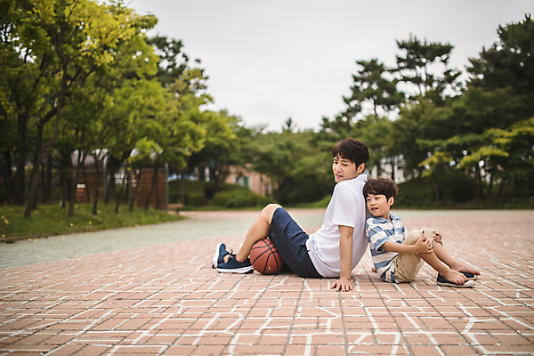 포토 JPG 주간 전신 응시 남자 아들 어린이 40대 중년 휴식 농구공 대화 미소 사람 앉기 야외 두명 옆모습 운동 기댐 한국인 등맞대기 가족라이프 아빠 인천 부자지간 남자만 육아대디 국내포토 자연요소 라이프스타일 시선 뷰포인트 컨셉 공 가족 모션 한국 농구 표정 건강 말하기 동양인 성인 파일형식