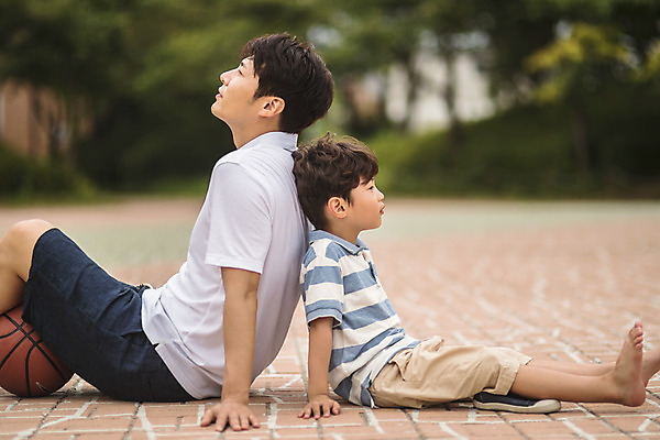 포토 JPG 주간 전신 응시 남자 아들 어린이 40대 중년 휴식 농구공 사람 앉기 상반신 야외 두명 옆모습 운동 기댐 한국인 등맞대기 가족라이프 아빠 인천 부자지간 남자만 육아대디 국내포토 자연요소 라이프스타일 시선 뷰포인트 컨셉 공 가족 모션 한국 농구 건강 동양인 성인 파일형식