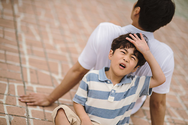 포토 JPG 주간 남자 아들 어린이 40대 중년 휴식 사람 앉기 상반신 야외 두명 앞모습 뒷모습 한국인 등맞대기 가족라이프 찡그림 아빠 더위 인천 힘듦 부자지간 남자만 국내포토 자연요소 라이프스타일 뷰포인트 컨셉 가족 모션 날씨 한국 표정 동양인 성인 파일형식
