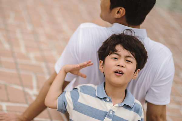 포토 JPG 주간 응시 남자 아들 어린이 40대 중년 휴식 사람 앉기 상반신 야외 두명 앞모습 뒷모습 기댐 한국인 등맞대기 가족라이프 찡그림 아빠 더위 인천 부자지간 남자만 국내포토 자연요소 라이프스타일 시선 뷰포인트 컨셉 가족 모션 날씨 한국 표정 동양인 성인 파일형식